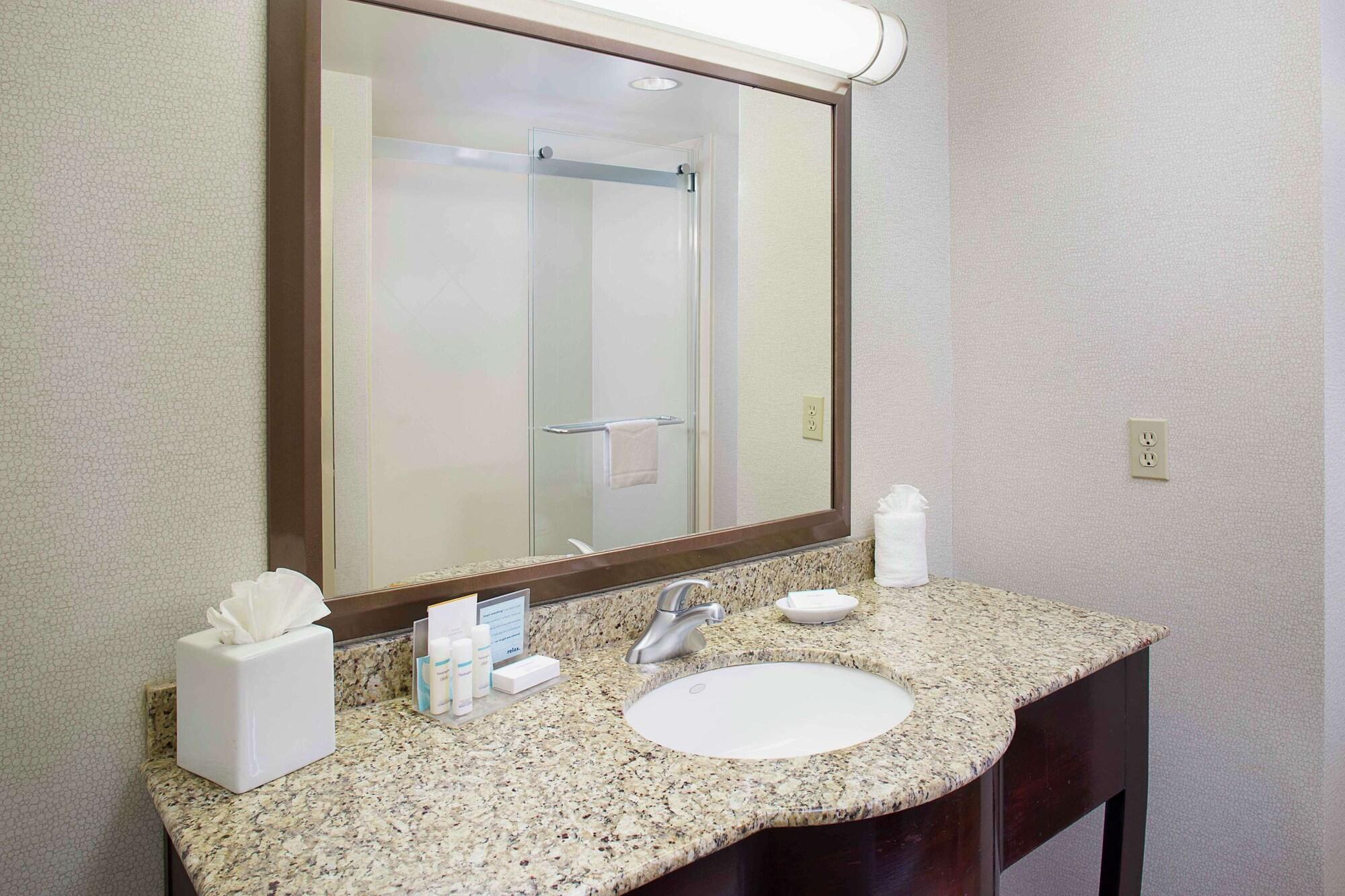Hampton Inn By Hilton Garden City Long Island Esterno foto