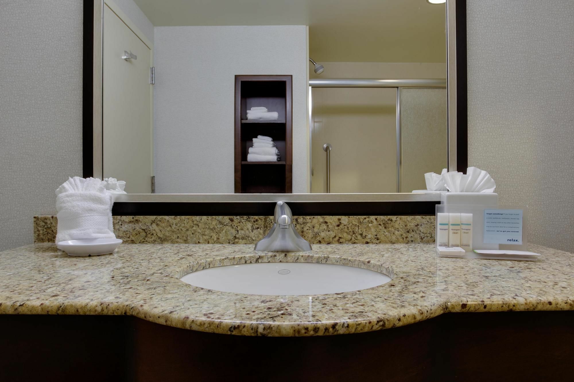 Hampton Inn By Hilton Garden City Long Island Esterno foto